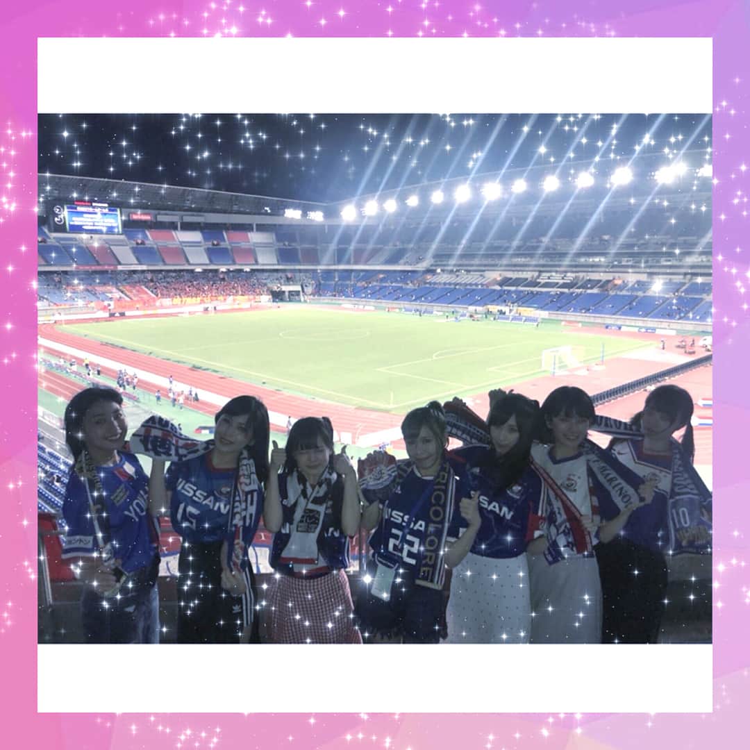 山口みらんのインスタグラム：「8月15日 名古屋グランパス戦❤️🦈🖤IN日産スタジアム✨ 1-2で結果は敗戦。 W杯明けの初の試合観戦ということで凄く楽しみにしてたの₍₍ ( * ॑ ॑* ) ⁾⁾ そして何より、今回は放課後プリンセスのメンバー揃っての観戦でした🌼🌼🌼(トリコロールステージで放課後プリンセスのステージがあったため)初めて試合観戦をしたメンバーも多くて、皆にとって思い出になった試合でもありました。自分が放課後プリンセスを卒業するまでにしたかった1つの目標が、放課後プリンセスメンバーでのサッカー観戦だったから夢を叶えることが出来て良かったです⸜(*˙꒳˙*)⸝❤️ メンバー皆に解説をしたり、マリノスの選手を覚えてもらったり、皆でチャントを歌ったりスタグルを食べたり、マリノグラスのマンゴー味も飲んだよ🧡 本当に楽しくて幸せな瞬間でした！後は勝利の場面を見せたかった。そして、トリパラも見せたいからもう一度観戦に行くしかないなあ☆彡.。 因みに、今回他のメンバーが着てるユニフォームやタオマフは全部山口家の物を貸しました！！！」
