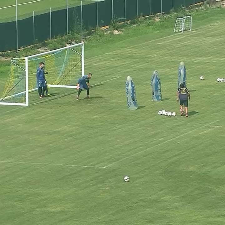 アンドレア・セクリンのインスタグラム：「Work 💪🏻💪🏻💪🏻💪🏻⚽️👐🏻」