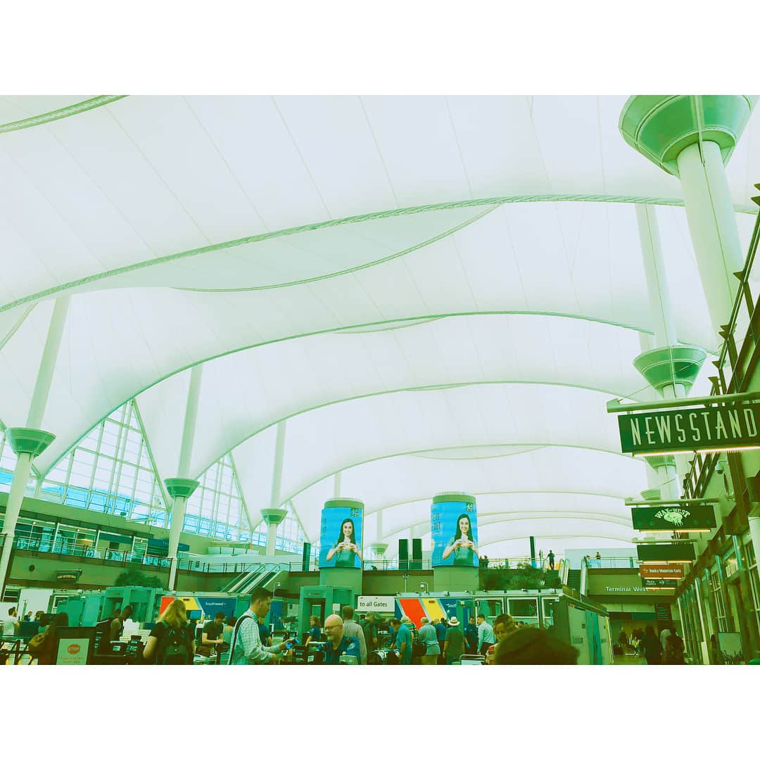 潘めぐみさんのインスタグラム写真 - (潘めぐみInstagram)「🇺🇸 Denver 🇺🇸 . 到着！！ . #America #Denver #airport」8月30日 4時23分 - han_meg_han