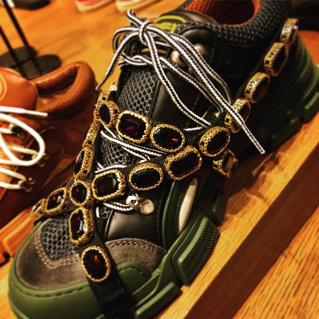 布袋寅泰さんのインスタグラム写真 - (布袋寅泰Instagram)「最近のスニーカーは凄いね。this is bit too glamorous for me 😅 #sneaker #gucci #こんな派手なのもう履けない」8月30日 4時43分 - hotei_official
