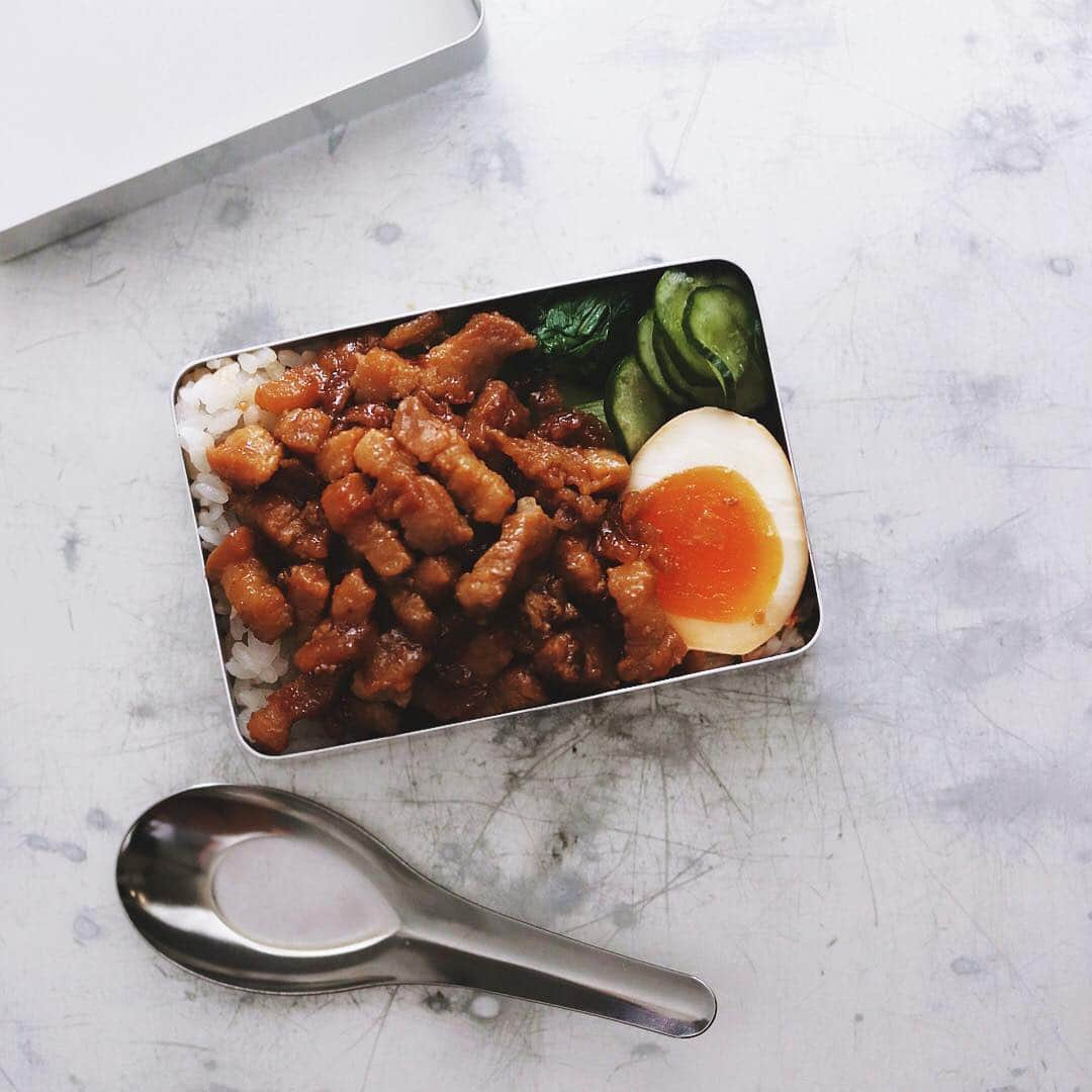 樋口正樹さんのインスタグラム写真 - (樋口正樹Instagram)「Luroufan Bento . 魯肉飯の弁当。 箸よりレンゲ。 . . #ルーローハン #ルーロー飯 #魯肉飯 #煮卵 #台湾メシ #台湾グルメ #ローカルフード #台北美食 #卤肉饭 #焢肉飯 #台湾ごはん #おうちごはんlover #クッキングラム #マカロニメイト #弁当 #braisedporkrice #braisedporkbelly #taiwangram #taipeifood #taiwanfood #eeeeeats #BENTO #THELUNCHBOX」8月30日 7時25分 - higuccini