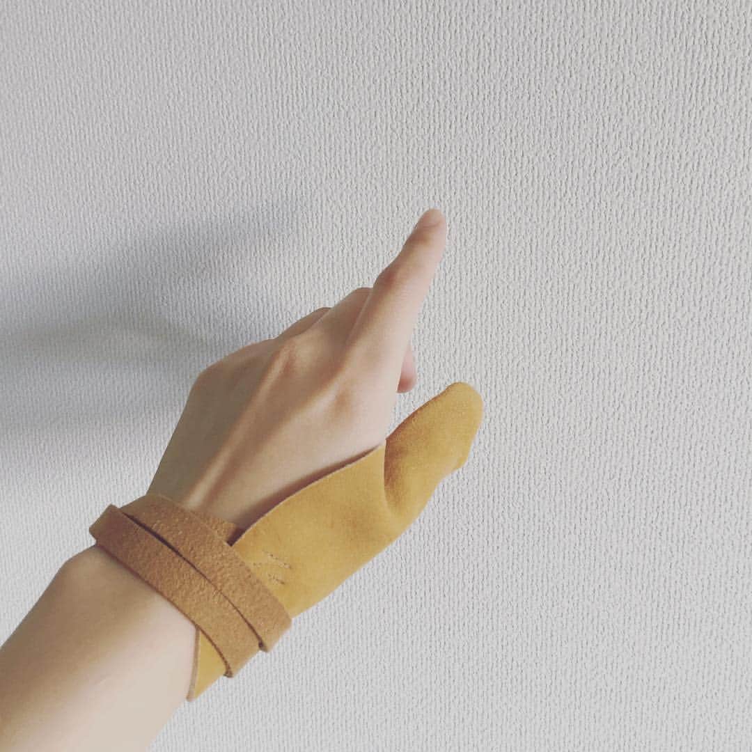 のインスタグラム：「🏹弓道 弓手（弓を押す左手）が下手っぴすぎて、左手親指の根元の皮がむけてボロボロになってしまったので傷を保護するために押手かけを購入。 早く傷が治りますように。」