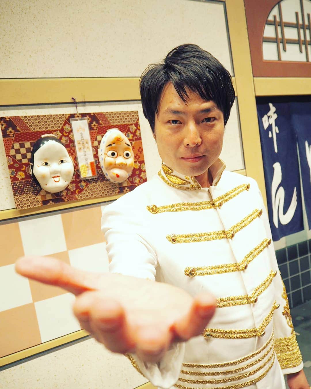 服部ひで子のインスタグラム：「先週の祇園花月で登場した、 【シナーノ王子👑】‼️‼️‼️ 良い写真撮らせていただきました📷✨😆 本人にお写真見せたら 『キモ！！！』と驚愕していましたが、素敵ですよね😏！？ イメージは、 今をときめくジャニーズの『King&Prince』です(笑)👑！ .....キンプリファンの方、すみません！  ただ、バックに ひょっとことおかめが写り込んでいる、『なんとも新喜劇感満載』なところでお許しくださいませ🙏！！！ #よしもと新喜劇 #吉本新喜劇 #新喜劇 #祇園花月  #信濃岳夫 リーダー週 #シナーノ王子」