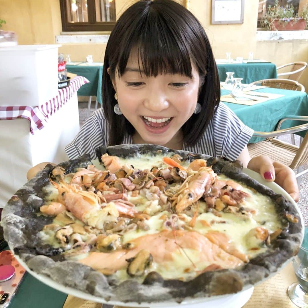 川島海荷さんのインスタグラム写真 - (川島海荷Instagram)「この夏、イタリア旅行でのハイライト。 ずばりpizza🍕🍕🍕」8月30日 9時49分 - umika_kawashima