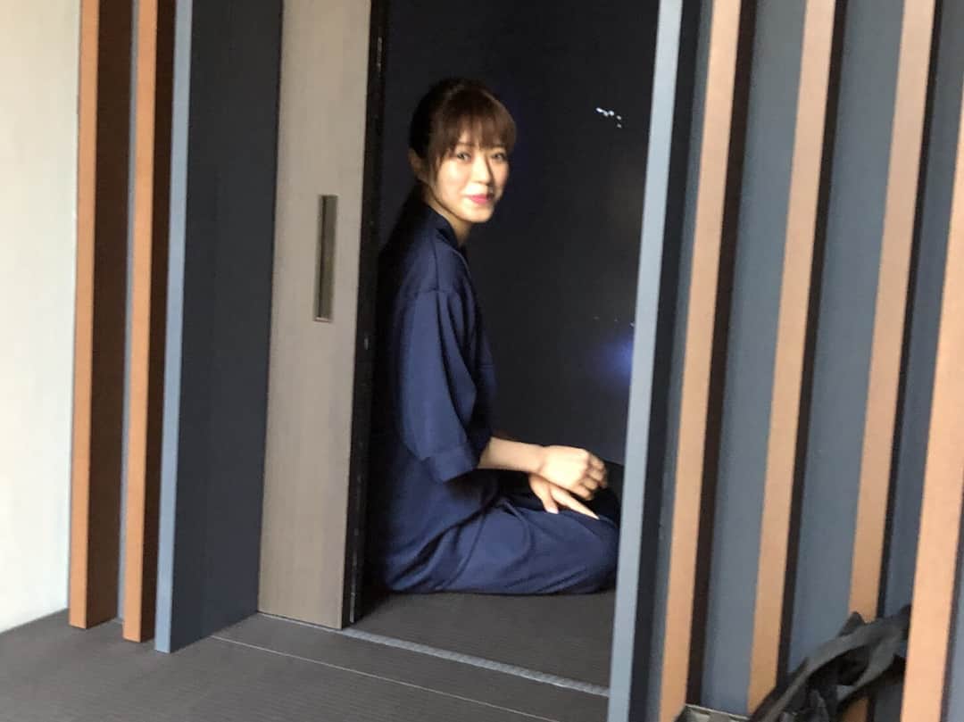 わちみなみのインスタグラム：「SIXPADのZEN ROOM に入った時😃呼吸を整えるんだって！ 映像がリアルで宇宙にいる気分になったよ笑！ . #SIXPAD #ZEN」