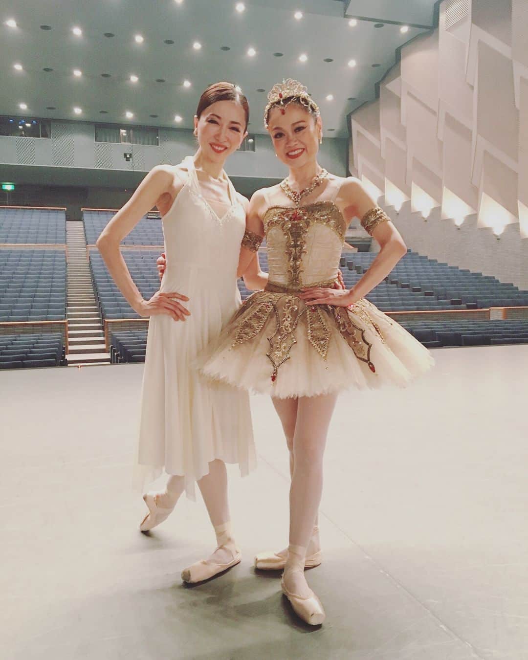 のインスタグラム：「Completed all my Summer schedule! It was great sharing the stage with fellow dancers❤️ Thank you Miyako and Gen for continuing to inspire all of us💕Little bit sad that it’s over, but off to next adventure! Dancing “White Swan Pas de Deux”, “Black Swan Pas de Deux” and “Raymonda” at the Miller outdoor theater in Houston next! Sep 13th - 15th.  夏のスケジュールを無事終えることが出来ました！日本では、皆さんと公演をシェアする事が出来て嬉しかったです！ 都さん、元さんより沢山のインスピレーションを頂きました❤️ 次は9月13日から15日までヒューストンの野外劇場で「白鳥のパドドゥ」「黒鳥のパドドゥ」「ライモンダ」を踊ります。  #ballerina #ballet #dance #dancer #japan #japanese #asian #miyakoyoshida #genhoriuchi」