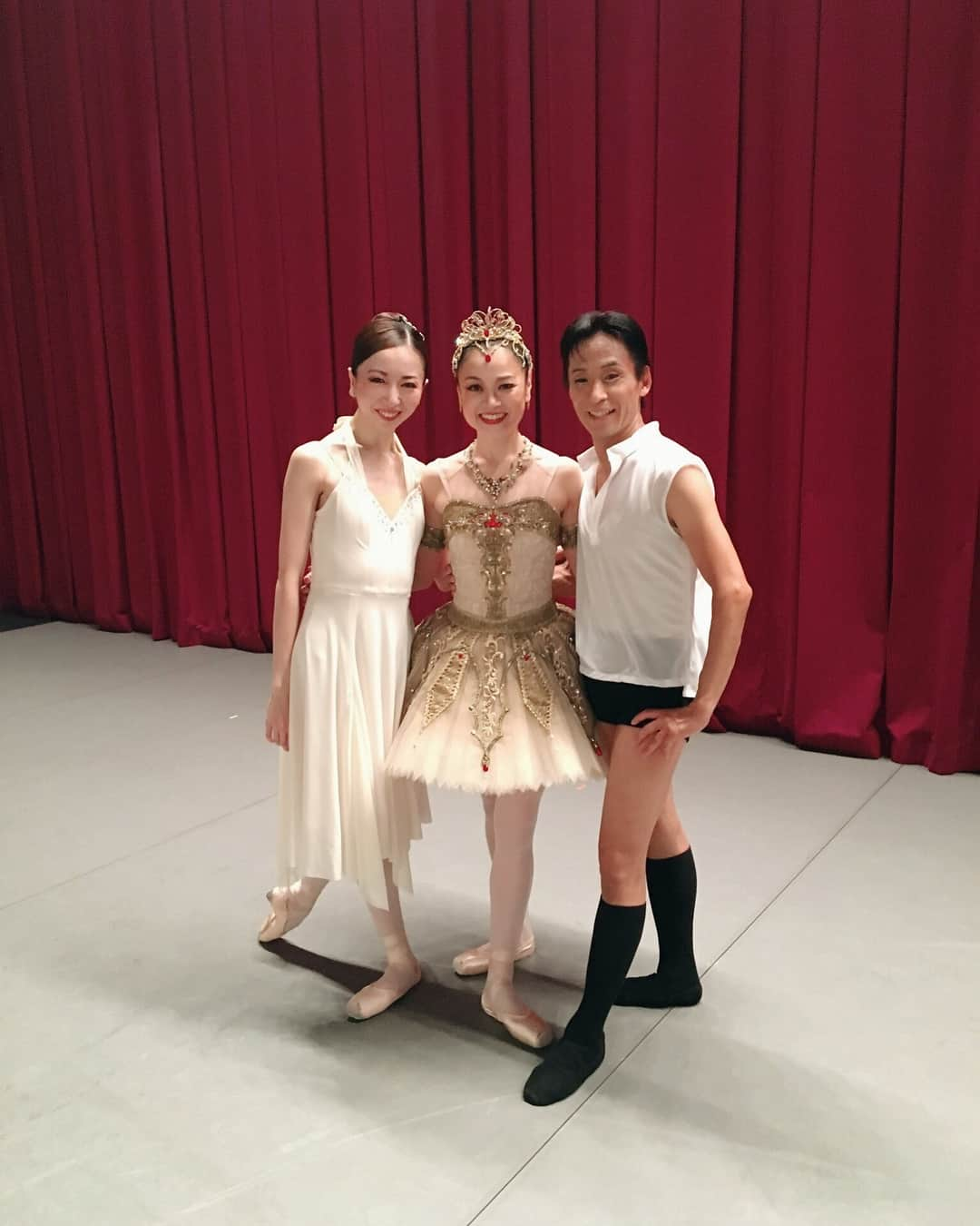 加治屋百合子さんのインスタグラム写真 - (加治屋百合子Instagram)「Completed all my Summer schedule! It was great sharing the stage with fellow dancers❤️ Thank you Miyako and Gen for continuing to inspire all of us💕Little bit sad that it’s over, but off to next adventure! Dancing “White Swan Pas de Deux”, “Black Swan Pas de Deux” and “Raymonda” at the Miller outdoor theater in Houston next! Sep 13th - 15th.  夏のスケジュールを無事終えることが出来ました！日本では、皆さんと公演をシェアする事が出来て嬉しかったです！ 都さん、元さんより沢山のインスピレーションを頂きました❤️ 次は9月13日から15日までヒューストンの野外劇場で「白鳥のパドドゥ」「黒鳥のパドドゥ」「ライモンダ」を踊ります。  #ballerina #ballet #dance #dancer #japan #japanese #asian #miyakoyoshida #genhoriuchi」8月30日 10時20分 - yuriko_kajiya