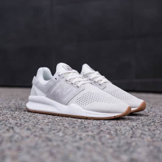 New Balance Japan Women のインスタグラム：「WS247 PB 「24時間、7日間」人々の足元を快適にサポートするシューズとして、2018年さらに進化を遂げて「247v2」のレディース限定モデル。9/1(土)発売。  #NB#newbalance#ニューバランス#lifein247」