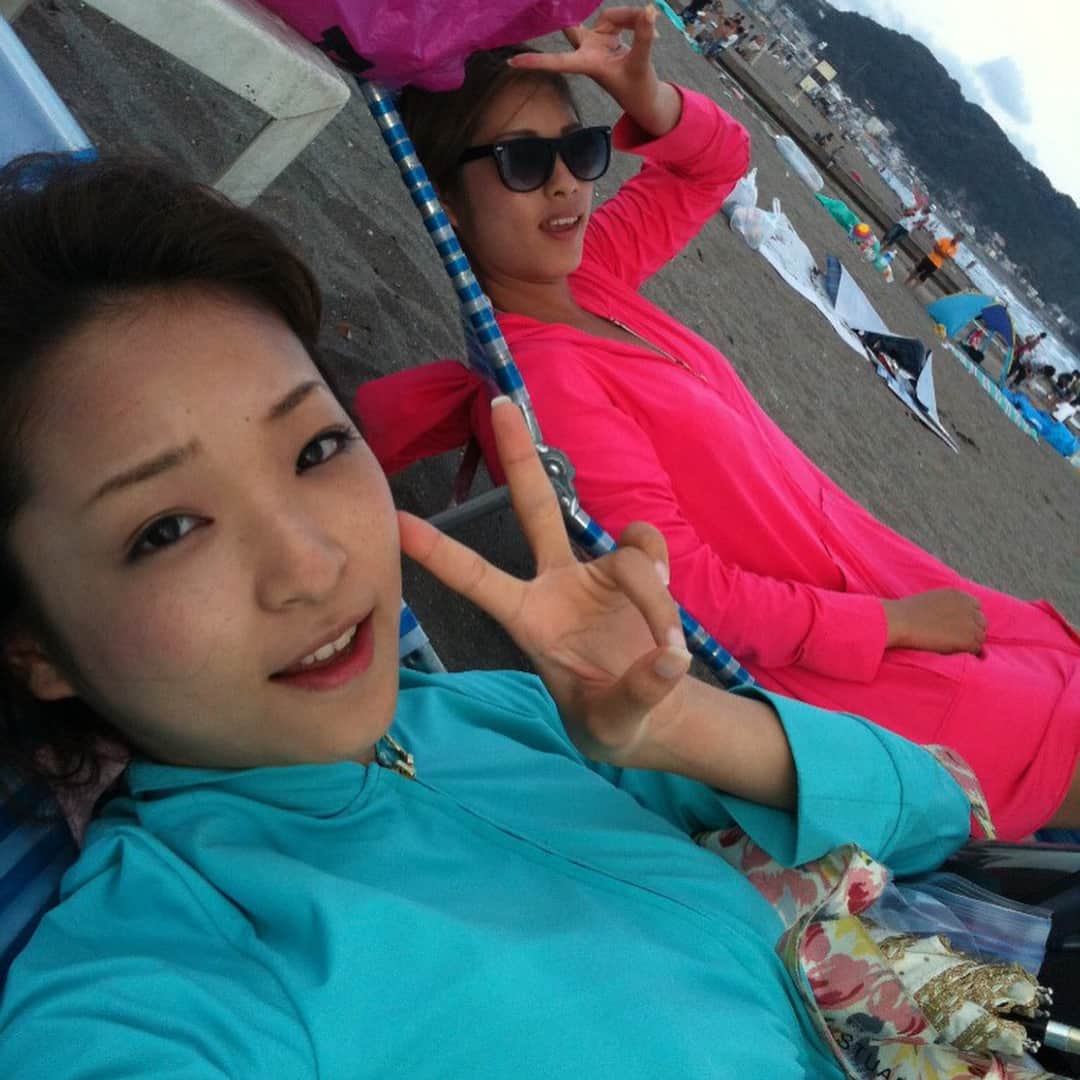 くぼたみかのインスタグラム：「TBT! First one: 7 years ago, second: yesterday😂been wearing the same thing for a while.lol.  1枚目:7年前、2枚目:昨日☀️ 毎年同じラッシュガードで同じメンバーです😍 #timeflies #bffs #beach #bikinis #summer #夏 #tokyo #japan #japanesegirl #tbt #海 #ラッシュガードが色落ちしてるのがわかる😂」