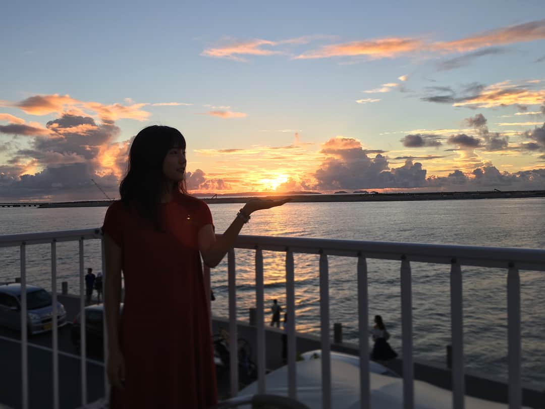 中川可菜さんのインスタグラム写真 - (中川可菜Instagram)「ハイターイ👋🌞🌺 沖縄に来ています！ 初日の夕焼け💁🏻‍♀️🌅 #沖縄 #Okinawa #sunset」8月30日 12時33分 - nakagawa_kana
