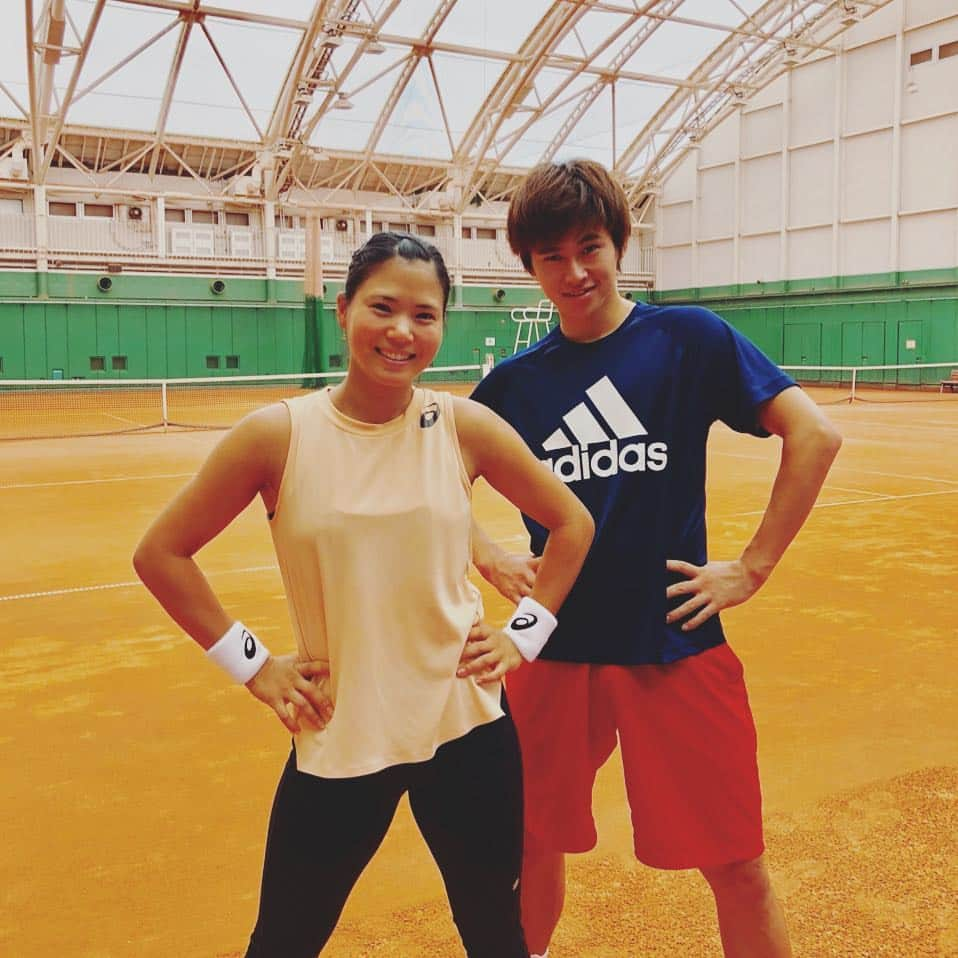 尾崎里紗さんのインスタグラム写真 - (尾崎里紗Instagram)「I resumed practice yesterday!﻿﻿ ﻿﻿ ﻿﻿ ﻿﻿ 昨日から練習再開しました！﻿﻿ 現在リハビリ中のなおきくんと1枚📸﻿﻿ @naoki1996 ﻿﻿ ﻿ ﻿ ﻿ 次は広島で開催される @jwo_tennis と東レパンパシフィックに出場予定です🙌🏻﻿﻿ ﻿﻿ ﻿﻿ ﻿ ﻿ #glico #powerproduction #head #teamhead #asicstennis #teamasics #imoveme #onitsukatiger #gram3 #グラムスリー #尾崎里紗 #tennis #テニス #citizen #tiffany #4どしー #広島 #花キューピットオープン #東レ #teamlab #スイーツ #サバイバルウェディング #半分青い #海 #日焼け #ディズニー #ギター #ウクレレ」8月30日 12時55分 - risaozaki410