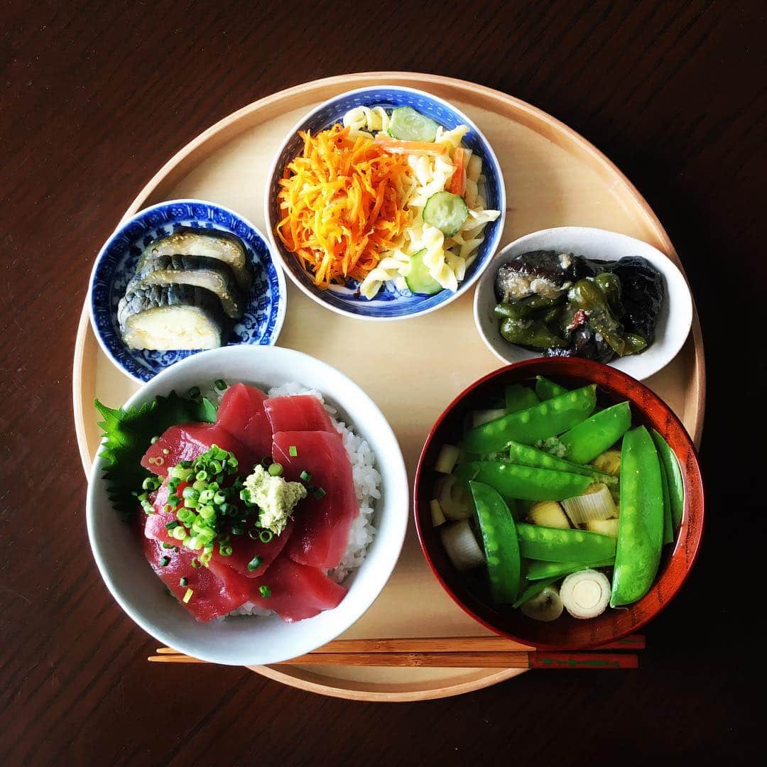 志摩有子さんのインスタグラム写真 - (志摩有子Instagram)「食べなきゃいけないマグロの赤身で鉄火丼。あとは残りものをちょこちょこと。あ、残りものじゃなくて作り置きと言っておこう。 #鉄火丼 #つくおき #作り置き」8月30日 14時02分 - ariko418