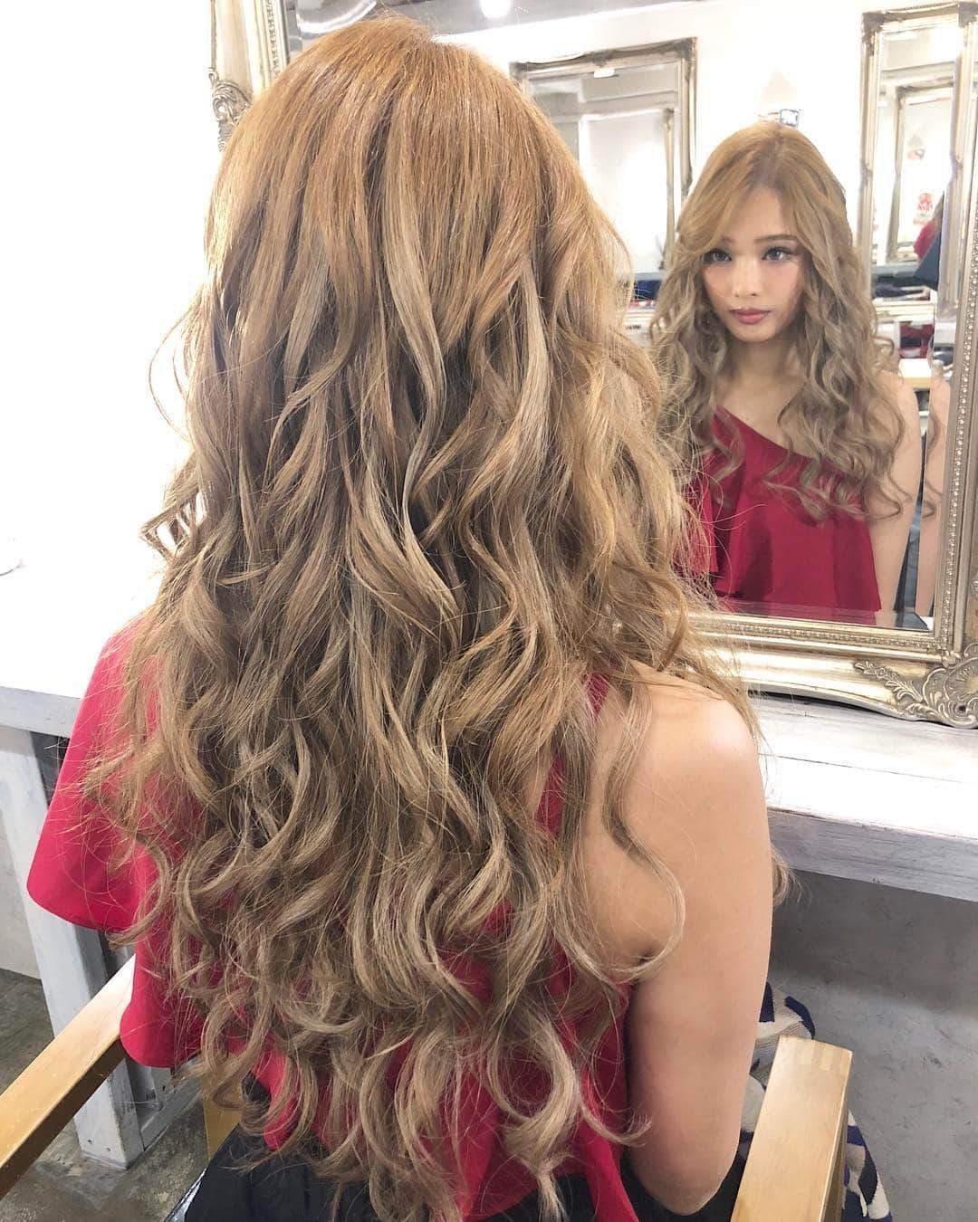 RiRiさんのインスタグラム写真 - (RiRiInstagram)「今日は、リタッチの日💇‍♀️✨ エクステを付けたまま、根元だけリタッチしてるよん❤️ エクステの質が良いから、２回に１回はリタッチだけで大丈夫なのだ😗🎶 💇そがっち @soga_rollen_gm 💈ROLLEN @rollen_official ☎️03-6721-1655 #hair #hairstyle #haircolor #hairextensions #harajuku #rollen #cjd_riri」8月31日 0時01分 - _ri420