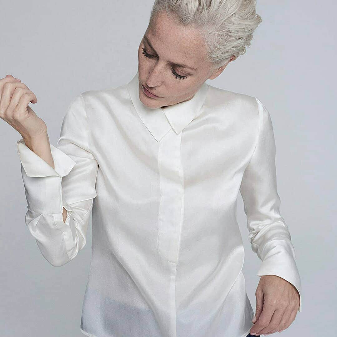 ジリアン・アンダーソンのインスタグラム：「The English Tailored Jacket and Cigarette Trousers with Silk Blouse. I’m going to start by telling you about the silk shirt which I’m really excited about because it’s so versatile. We found a really wonderful cotton silk that’s light as a cloud. The collar and the extra long cuffs can be worn four ways which makes it really easy to dress up or down. And I looove that it slides over the head. Then there’s the suit. It’s a super light pure wool menswear tuxedo fabric. Both the jacket and the cigarette pant accented with midnight satin. And yet, the hidden snaps and the forward pockets give it an elegant casual air. And the sexy slit on the ankle of the pants... well, need I say more? xG #GAWinserLondon winserlondon」