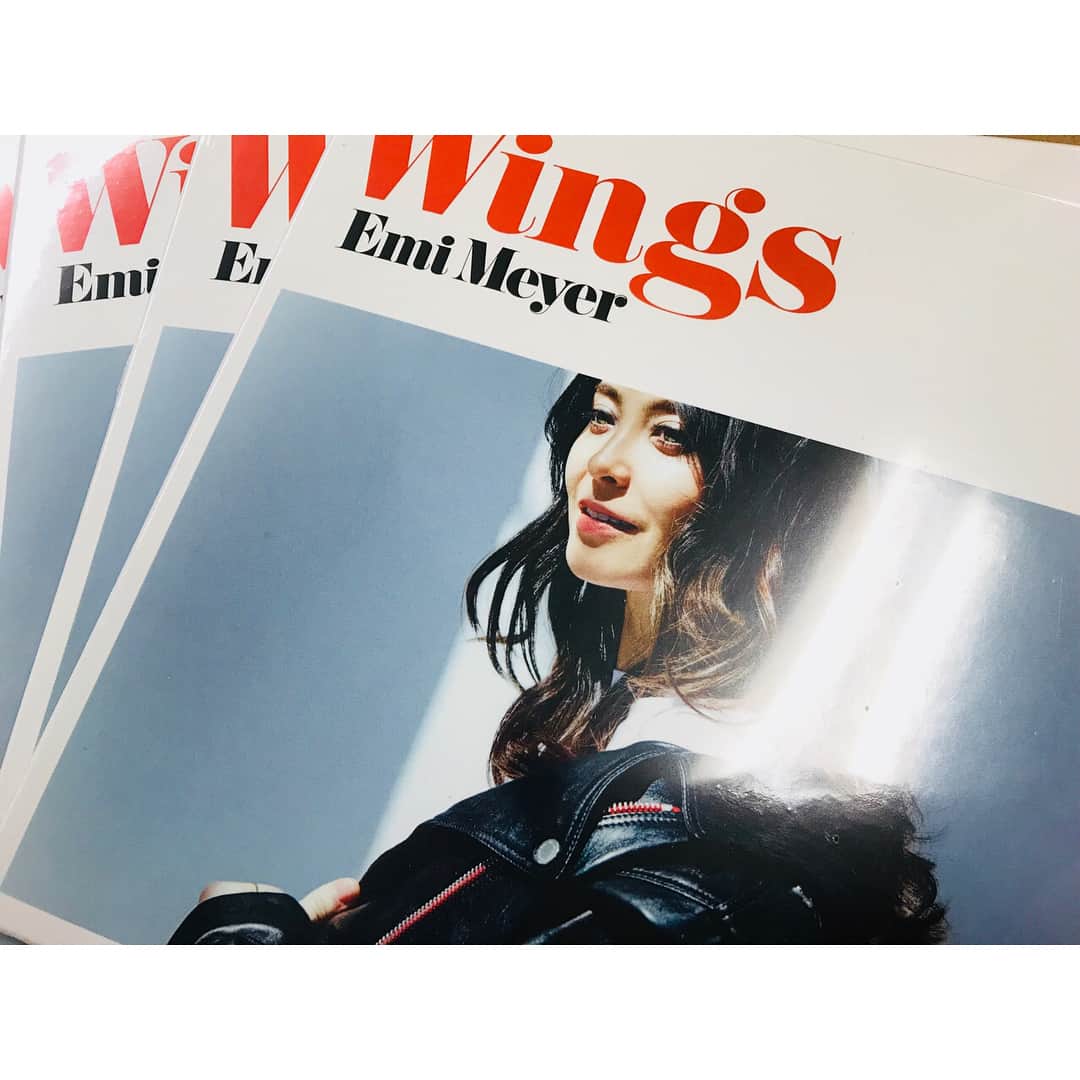 エミ・マイヤーのインスタグラム：「Wings 7-inch record❣️❣️ 今週末ように！ライブは福岡 9/1 @sunsetliveinfo と横浜@localgreenfestival のフェスに出ます！2009年のサンセットライブの写真、キャーー若かったなぁ😱9年ぶりの出演、楽しみにしています！今日は#trunkhotel の #windandsea ポップアップにちょこっと寄りました✌️ Ready for this weekend, back to festivals in Tokyo! (plus a pic from 2009 when I played at Sunset Live Festival last!) Today popped into the @takashikumagai_official pop up at @trunkhotel ・ ・ ・ ・ ・ ・ ・ #sunsetlive #localgreen #localgreenfestival #ローカルグリーン #グリーンルームフェスティバル #来福 @windandsea_wear #wings #emimeyer #エミマイヤー」