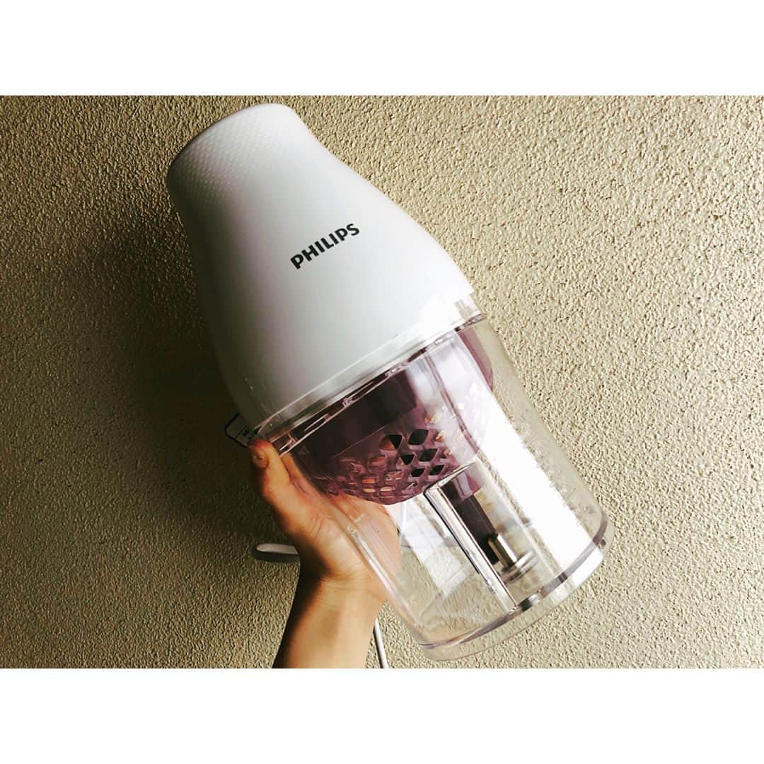のインスタグラム：「お家で簡単にチョップドサラダが作れちゃう、#マルチチョッパー をゲットした！ 野菜が大好きでしょっちゅうサラダ食べてるんだけど、パターン化してきちゃって飽きてたところに救世主現れたかんじ💃⚡️ サラダ作るのが楽しみ🥗🥗🥗 . フィリップスは電動歯ブラシも愛用してるし大好きなメーカーなんです〜 . #フィリップス #philips」