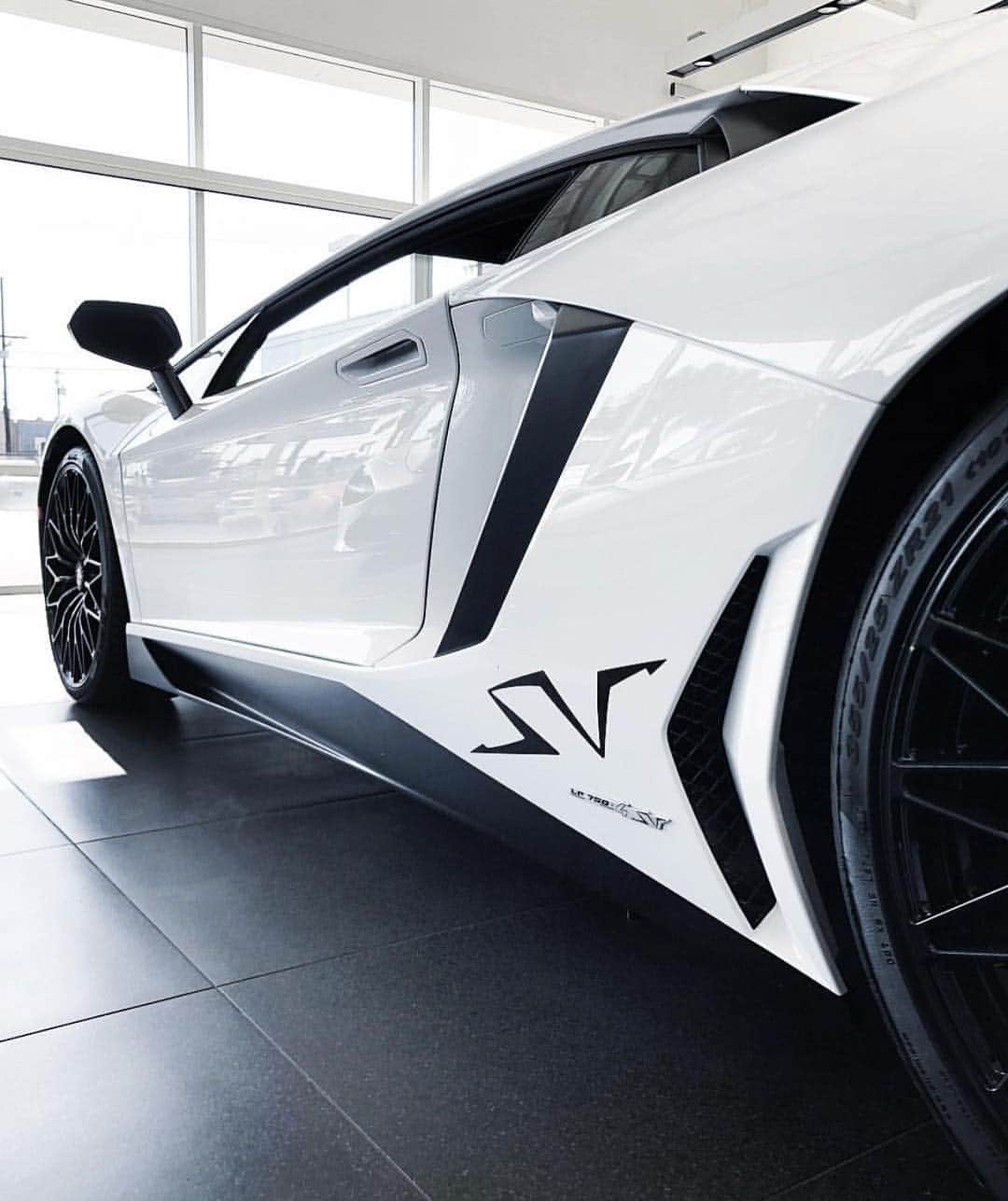 Lamborghiniのインスタグラム：「- SV Curves - #lamborghini #AventadorSVJ #aventadorsv @lambonewportbeach」
