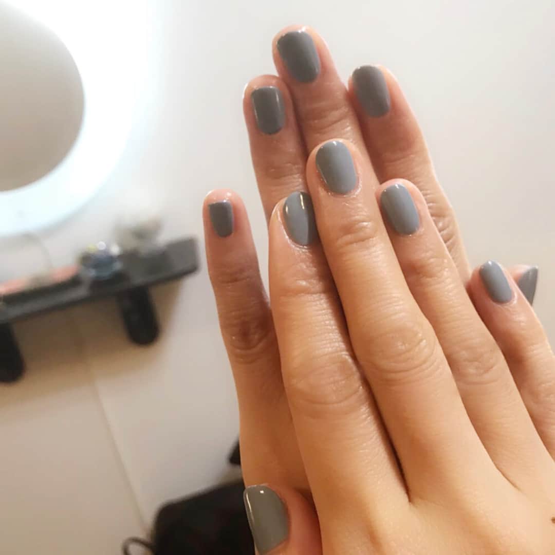 高橋メアリージュンさんのインスタグラム写真 - (高橋メアリージュンInstagram)「New nail color.ただのグレイじゃないんですよね…可愛い色! I like this color! @schone_frau.nail  Thanks a lot to Shie❤︎ #nailcolor #秋ネイル2018」8月30日 18時02分 - maryjuntakahashi