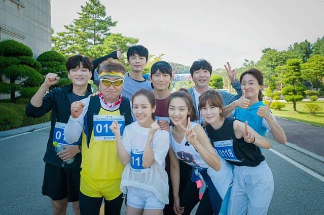 チソンのインスタグラム：「#아는와이프 KCU은행 가현점 가족들!! ^^💕」