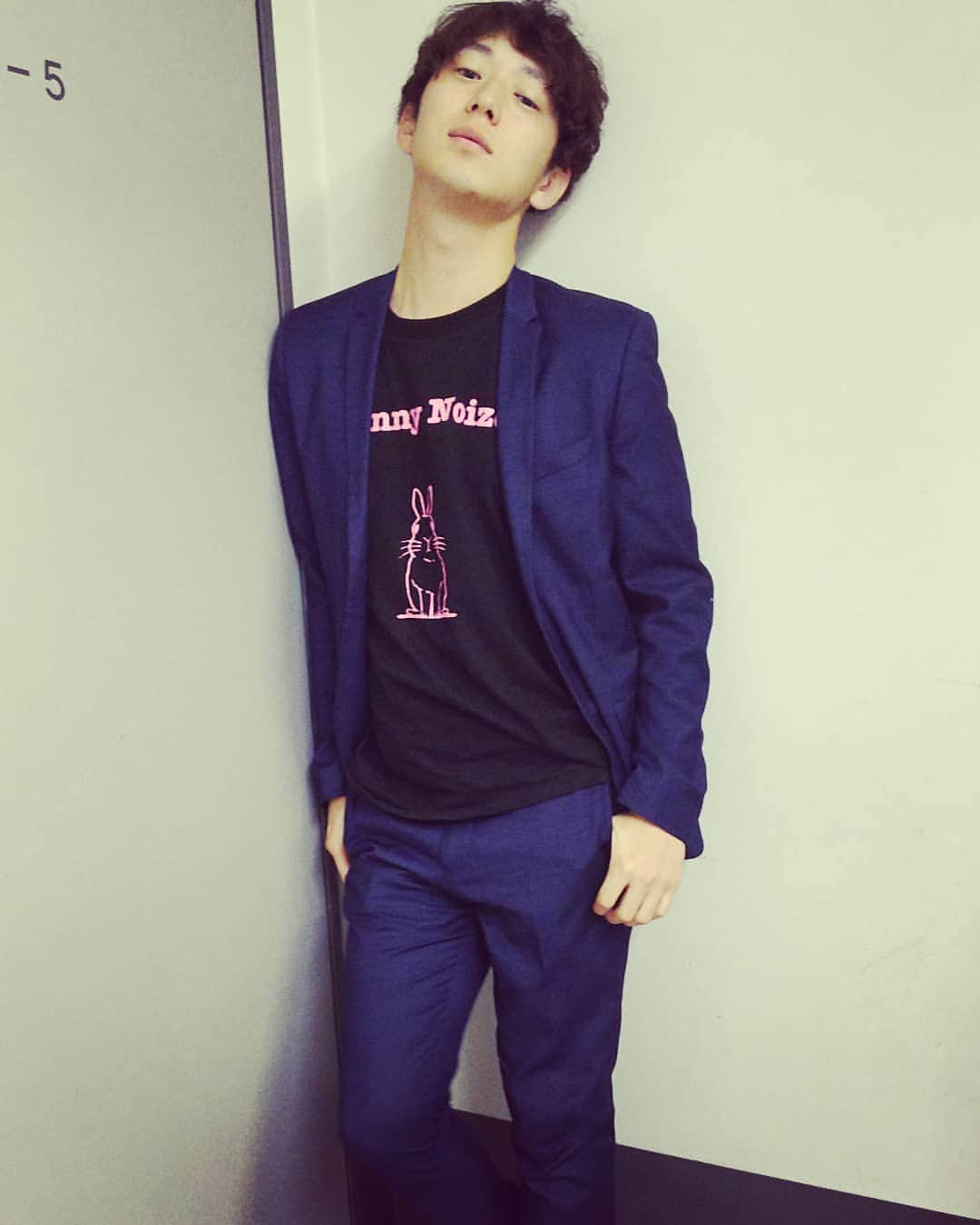 小野竜輔さんのインスタグラム写真 - (小野竜輔Instagram)「今日は知り合いのバンドTシャツ着て漫才するよ。  #ラニーノイズ#RUNNYNOIZE #バンド#バンドTシャツ#スーツ#お笑い #お笑い芸人 #ダイヤモンド #小野#漫才 #よしもと #よしもとお笑いライブ #お笑い好きな人と繋がりたい  #無限大ホール  #おしゃれさんと繋がりたい #おしゃれ #オシャレ #塩顔 #塩顔男子 #ソルティーズ #saltys #エアバンド #エアベース #エアシンセサイザー #インフルエンサー」8月30日 18時57分 - onodora0813