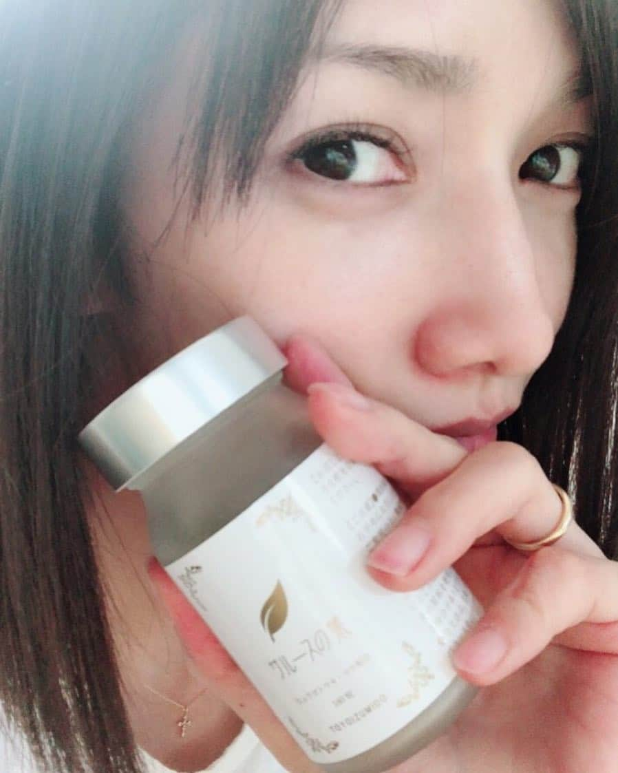 後藤真希さんのインスタグラム写真 - (後藤真希Instagram)「農薬不使用の自然なものをできるだけ体に摂りいれたくて、サプリにもそのこだわりを。「サルースの葉」のヒュウガトウキとマカにはアミノ酸とミネラルが豊富に入っていて代謝をよくしてくれるんです。女性特有のリズムを整えてくれるスーパーハーブ、おすすめです✨ #サルースの葉  #豊泉堂 #TOYOIZUMIDO #日本山人参 #ヒュウガトウキ #マカ #サプリメント #美容」8月30日 19時03分 - goto_maki923