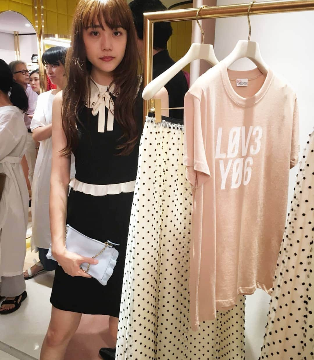 松井愛莉さんのインスタグラム写真 - (松井愛莉Instagram)「@redvalentino party 表参道にオープンするお店限定の 素敵なワンピースとバックを❤️ #redvalentino」8月30日 19時19分 - airi1226_official