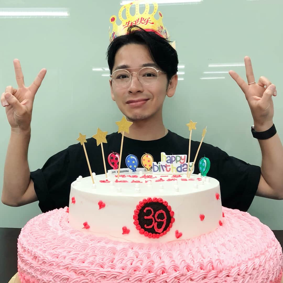 内田聡一郎さんのインスタグラム写真 - (内田聡一郎Instagram)「本日8/30。私、誕生日！ 今年で39になりました！ なんと中国で迎えました！ LECOのみんなにも早めにお祝いしてもらってました！ アラフォーだけど まだまだ元気に頑張りたいと思います！！皆様よろしくね！！ #LECO #lecotokyo #内田聡一郎 #誕生日 #8/30 #俺 #HBD #ハッピーバースデー #39歳 #アラフォー #美容師 #中国」8月30日 19時32分 - soucuts