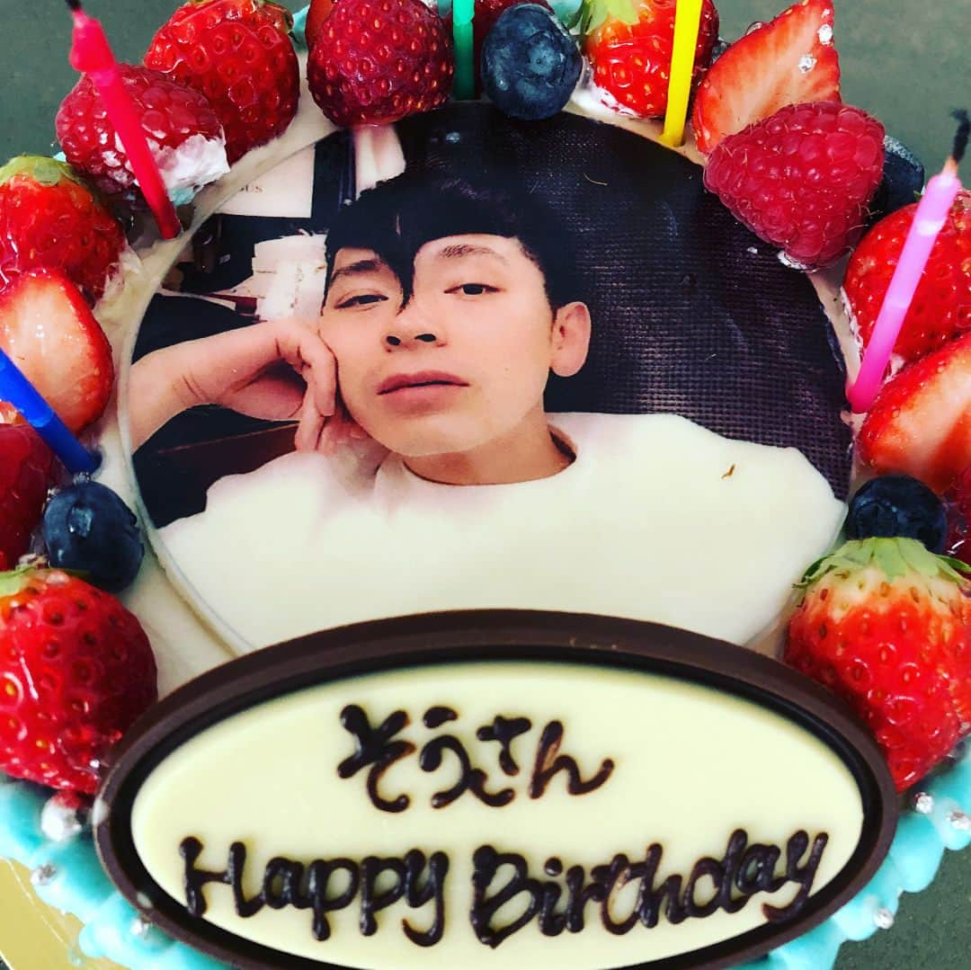 内田聡一郎さんのインスタグラム写真 - (内田聡一郎Instagram)「本日8/30。私、誕生日！ 今年で39になりました！ なんと中国で迎えました！ LECOのみんなにも早めにお祝いしてもらってました！ アラフォーだけど まだまだ元気に頑張りたいと思います！！皆様よろしくね！！ #LECO #lecotokyo #内田聡一郎 #誕生日 #8/30 #俺 #HBD #ハッピーバースデー #39歳 #アラフォー #美容師 #中国」8月30日 19時32分 - soucuts