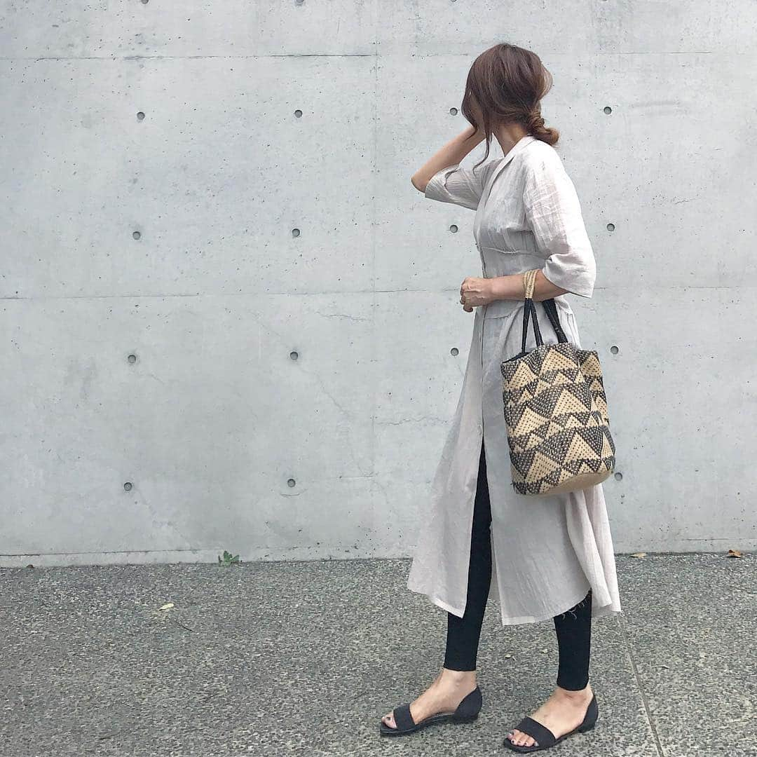 kazumint20さんのインスタグラム写真 - (kazumint20Instagram)「#outfit . リネンワンピース+ レギンス🐫🐃 . . one piece #etretokyo  leggings  #emmataylor  bag  #maisonbengal  shoes  #nebuloni . . 新学期が始まって、又お弁当作りの朝にアタフタ𓊯𓊱𓎨𓄺. . . .  #cordinate #ワンピース #etretokyo #mydaysmyetre #レギンスコーデ #stylebarstyle #emmataylor . .」8月30日 20時08分 - kazumint20