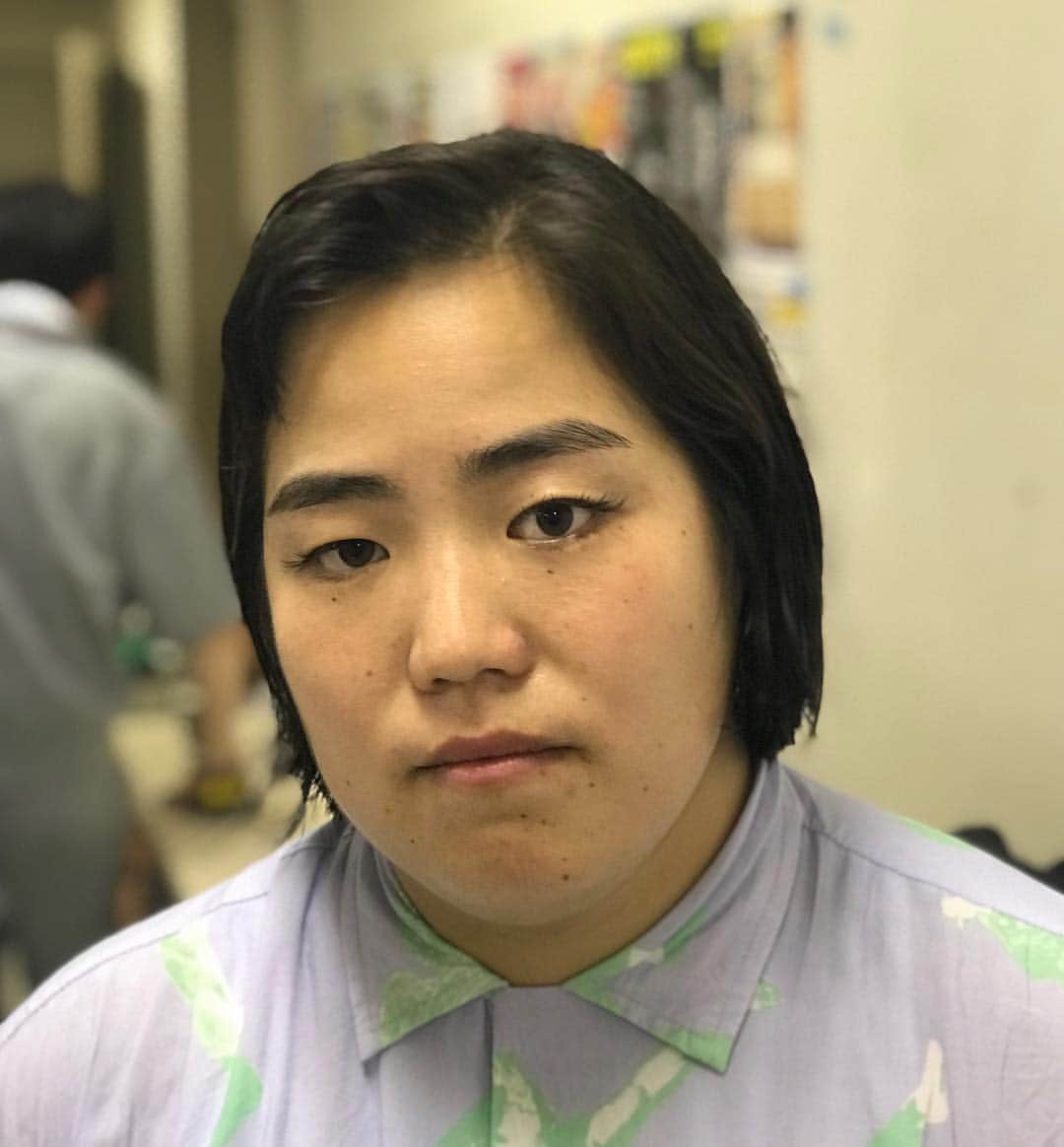 のインスタグラム：「ゆりやんレトリィバァちゃん  #男子ちゃんと掃除してやぁの顔 #告白したもののフラれた女の子の後ろから出てきて「なにがあかんねんな」と問い詰めてくるその子の親友 #まだ12時回ってへんから生ゴミは持って帰ってやとゴミ捨て場を監視してた管理人 #桃太郎に正直お前のエピソードてあんまようわからんよなと言われた時の金太郎 #あがった瞬間に店が混みだしたので私服のまま接客を手伝っている中華料理屋のバイト #ここで装備していくかいと確認している武器屋 #「探したで、いくら逃げてもあんたにはソフトボールしか無いねんで」とヤンキーとつるむピッチャーを説得しにきた女キャッチャー #広瀬すずの髪型をお願いしたのに毛の長さが足りず初期のミスターマリックの仕上がりになったので美容師を睨む女 #全身でお笑いを奏でる汎用人型決戦芸人」