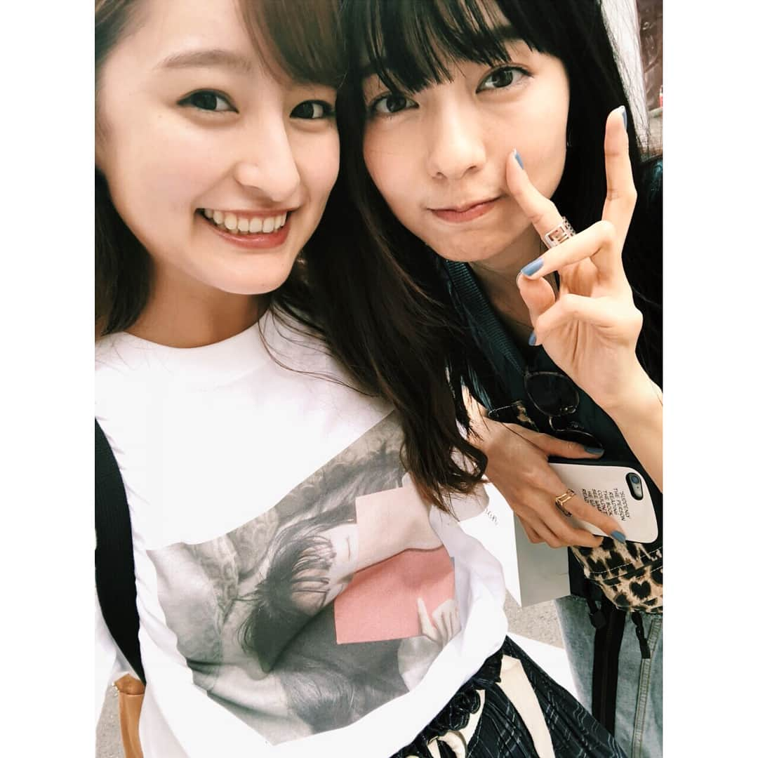 森高愛さんのインスタグラム写真 - (森高愛Instagram)「みんな正解🙆‍♀️ Tシャツの女の子はりりちゃでした😹♡ デザインが可愛すぎて購入しました🤤笑 . #スライドして見てね▶️ #小島梨里杏 #りりあい #りりが2人」8月30日 22時44分 - ai_moritaka_official