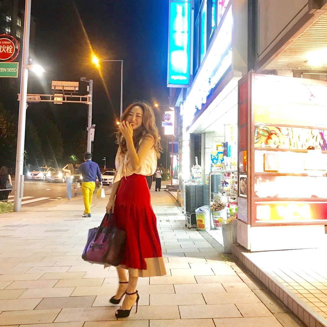 神崎恵さんのインスタグラム写真 - (神崎恵Instagram)「今夜は @lm_laduree × @maquia.magazine のイベントでした。 可愛らしく美しい方々とロマンティックな空間でのひととき。 またゆっくりご報告させてください😌 今日はラデュレの甘さに浸りたくて、私服は赤と淡いピンク。赤のリップを合わせました。 今日も１日お疲れ様でした♡ tops #drawer skirt #numeroventuno」8月30日 23時23分 - megumi_kanzaki