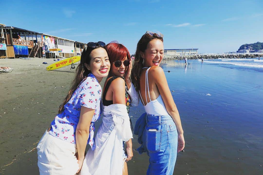 DJ YURiAさんのインスタグラム写真 - (DJ YURiAInstagram)「今日で8月がもう終わりだなんて！！夏って本当に早い！ まだまだ残暑は厳しそうですが🍧 . 何万年ぶりかの江ノ島🌈 . 穏やかで海がキラキラしててイメージ変わったー！ . 昔ガチャガチャの中ダンスとかDJさせて貰ってたのを思い出す、、、😂仕事で毎年来てたなぁ。 . それはそれで楽しかった😁 . この日は美女がたくさんで余計に楽しかった😍❤️ 久しぶりの再会や嬉しい出会いに感謝の毎日🌷✨ . . #beach #chill #model #dj  #美女に囲まれて #ニヤニヤ #江ノ島 #浜辺」8月31日 9時20分 - djyuria