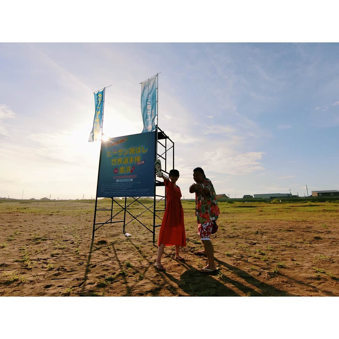 的場絢香さんのインスタグラム写真 - (的場絢香Instagram)「🌞﻿ 8月最後の週末は、﻿ 夏のイベントづくしでした！﻿ ﻿ 8/24﻿ "#CYBERJAPAN Presents﻿ #BIKININIGHT "👙！﻿ KANAEさん・KAZUEさん﻿ KARENさん・KANAさん、 DJ YAMATOMAYAさんと💕﻿ (渡辺シスターズのお2人とは約3年ぶり♩﻿ 皆さん可愛かった…❤︎いい香りがした〜。)﻿ ﻿ 8/26﻿ 毎年恒例！﻿ "#ビーサン跳ばし世界選手権 in金沢"﻿ ビーサン協会の会長ガンちゃんと✌︎✌︎﻿ ラジオCMでおなじみのビーサンソングを歌う﻿ テミアンさんのライブもありました🌺 ﻿ その夜は、﻿ "#真夏のビートショウ "﻿ 皆さんかっこよかったー！﻿ ロックな夜でした🤟🏻🔥﻿ ____________________________ #夏のお仕事 #楽しかった」8月31日 9時39分 - ayaka_matoba