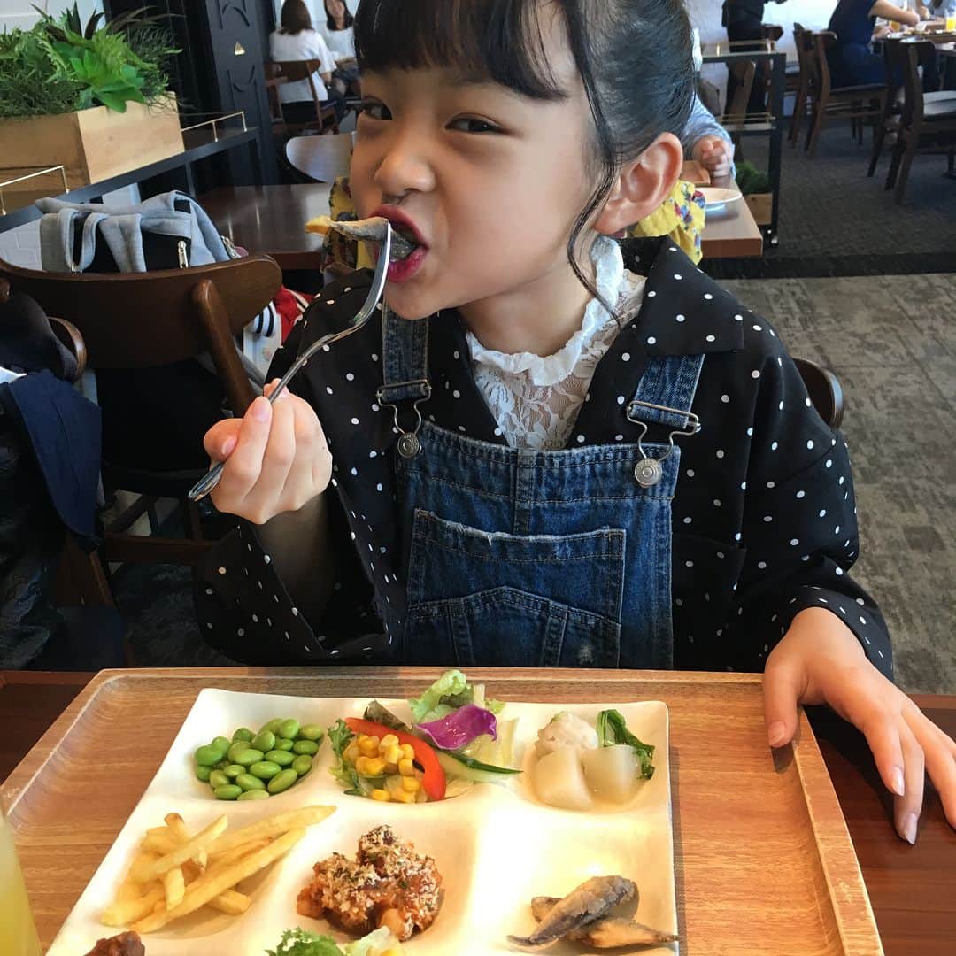 Hinataさんのインスタグラム写真 - (HinataInstagram)「. 大阪行った時の写真まだいっぱいあった😊 . お花はホンモノじゃないけど、可愛かったので🌼 . またまたビュッフェランチへ〜😋🍽 綺麗に盛り付けしたいのに難しい…😅 . シェフの人が目の前でお肉を焼いてくれて、 めっちゃおいしかった😆💓 . いっぱい食べていっぱい遊んで、 大阪楽しかったから、また行きたいな☺️💖💖 . . #クラージュキッズ  #野々山ひなた #Hinata #TikTok #子役 #モデル #ビュッフェ #デザートはマンゴーのパンナコッタ #大阪 #毎日眠い #夏休み終わるの早すぎ #応援メッセージありがとう」8月31日 9時46分 - hinachosugram