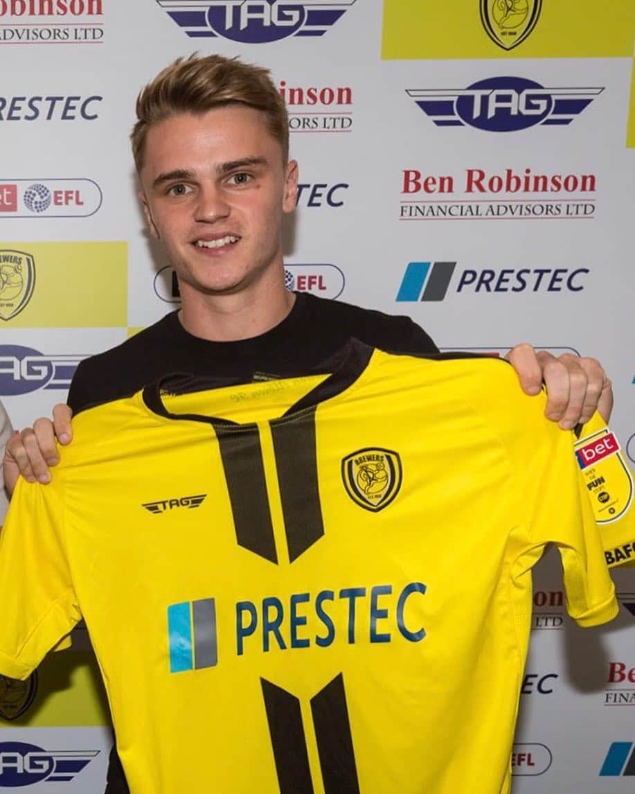のインスタグラム：「Buzzing to sign for @officialburtonalbion on loan, looking forward to getting started now!」