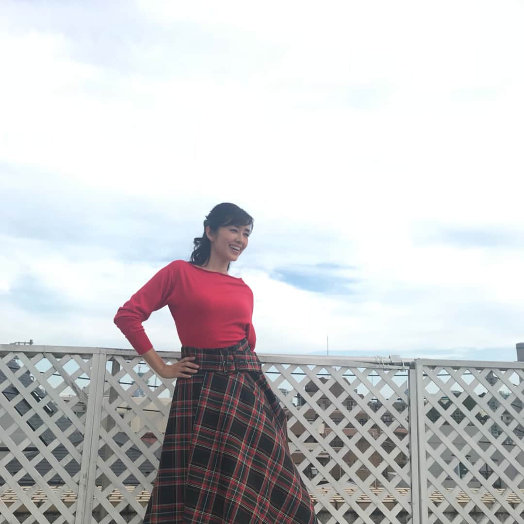 早見優さんのインスタグラム写真 - (早見優Instagram)「Blue sky! Autumn fashion  まだ夏の空ですが、服装は秋、、、 #autumnfashion  #pinko  #zara  #redsweater」8月31日 8時09分 - yuyuhayami