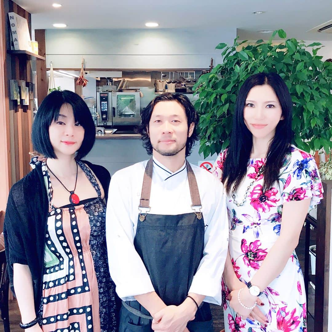 鷹村アオイさんのインスタグラム写真 - (鷹村アオイInstagram)「. 新潟市中央区古町の Fiorita（フィオリータ）さんに 行ってきました！ . シェフの田村さん @takashi_tamura_cucina  ジェムバービー💎✨の 直子さんと🤩 @gem_barbir . 新潟駅から三越に向かって そのすぐ先にお店があります。 . 居心地が良くて落ちつく店内！ オープン前に行ってお写真を 撮らせて頂きました。 . ランチ時にはほぼ満席でした✨ , ありがとうございました！ お料理は次回投稿で✨ . #fiorita #フィオリータ #新潟市 #古町ランチ #新潟市ランチ #イタリアン #新潟市イタリアン #ランチタイム」8月31日 8時42分 - aoi_takamura