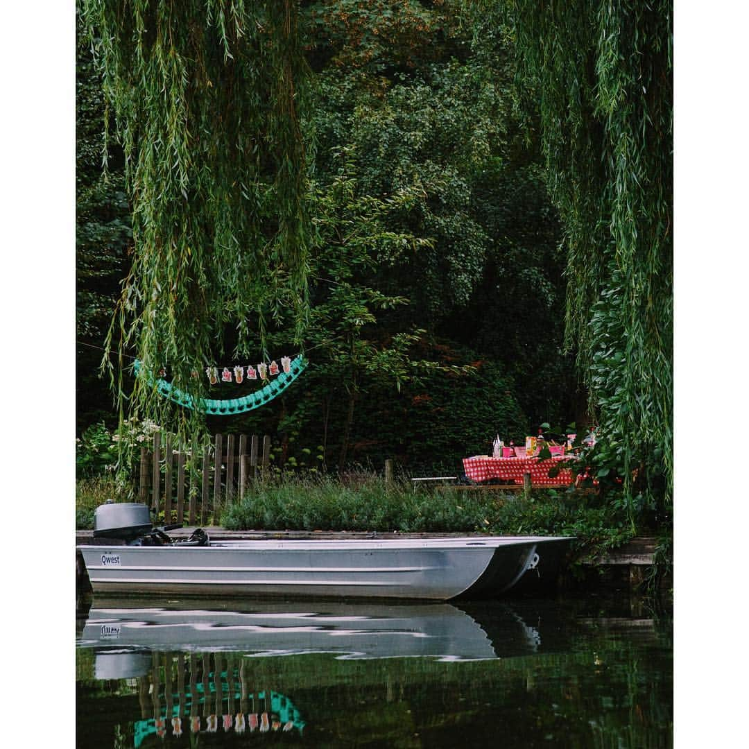 Eelco Roosさんのインスタグラム写真 - (Eelco RoosInstagram)「One of the many islands on the Westeinderplas, wouldn’t you love to have a birthday party right there? Thanks again to @visitaalsmeer for showing us around your ‘flower city’. #visitaalsmeer」8月31日 19時44分 - croyable