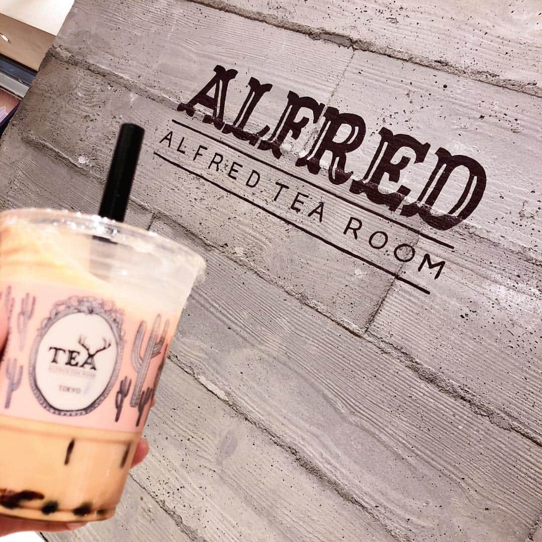 内田琴音のインスタグラム：「また行きました💗タピ活💗 ルミネエスト1階の #alfredtearoom  アルフレッドミルクティー飲んだ！甘くしてもらったけどわりかしさっぱりしてたよ。 #tapioca #instadrink #milktea」