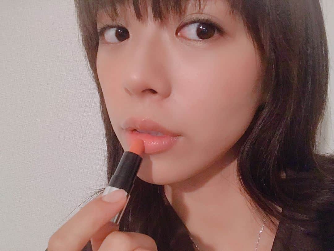 わちみなみのインスタグラム：「最近好きなリップ💄 ベージュが流行ってるけど、 かわいいベージュだからお気に入りの、、 . #playlist のリップ！インスタントコンプリート グロッシーのBE101 🍓 . すごいちっちゃくてかわいい💓グロッシーっていうぐらい溶けるみたいな質感でグロスみたいで本当にお気に入りすぎる💄他の色も重ねたりして楽しめるよ〜😀 . #playlist_shiseido  #わちみなみ #わちコスメ #秋メイク #グロッシー #リップ #voce #vocest」