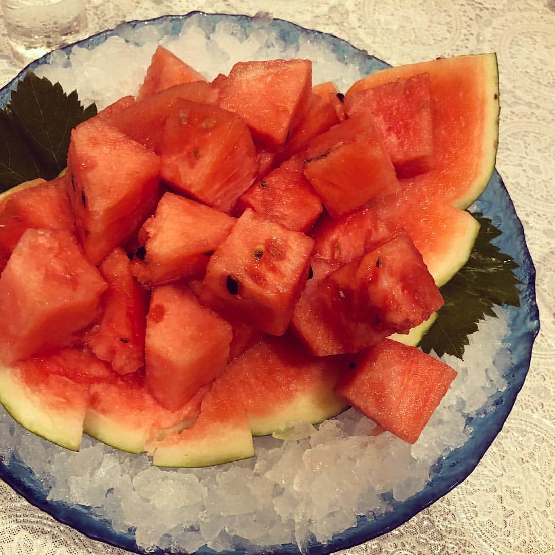 千秋さんのインスタグラム写真 - (千秋Instagram)「夜遅くまで打ち上げをしました。 みんなで食べるスイカ。 夏の終わり。 #watermelon #スイカ #西瓜 #🍉 #夏の終わり」8月31日 18時09分 - chiaki77777