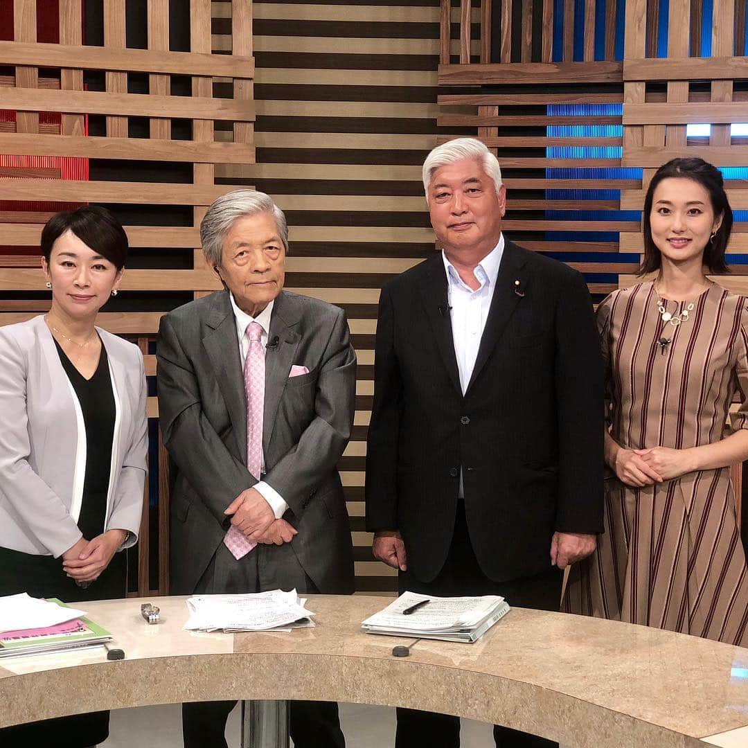 山尾しおりのインスタグラム：「. BS朝日「激論！クロスファイア」の収録にお伺いし、「憲法改正論議の現状」について、自民党の中谷元議員と議論をして参りました。 『自民党改憲案はフルスペックの集団的自衛権まで許容するものになっているのではないか』 『戦争に勝ち占領行政に負け続けている米国に戦争協力するより、平和構築で国際貢献すべきではないか』などと問いかけ白熱しました。 . 放送は 9月2日（日）18：00からです。 是非、ご覧ください！#gekiron .  番組ＨＰ：http://www.bs-asahi.co.jp/crossfire/ . #山尾志桜里  #激論クロスファイア」
