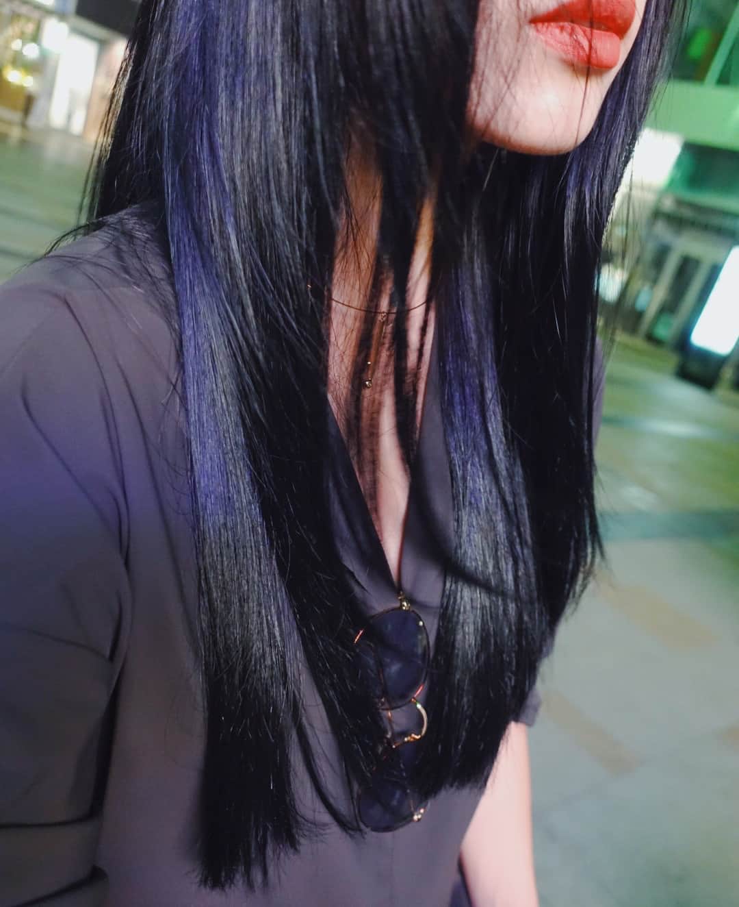 尾崎紗代子さんのインスタグラム写真 - (尾崎紗代子Instagram)「先日 @merry_shibuya でヘアを整えてきました。 今回初めてガッツリ黒染めをして 真っ黒になりました('ω') 髪の毛も伸びてきたので毛先をぱっつんワンレン🌝 この髪型なら忙しくてあまり美容室行けなくても なんとかなりそうだ🌝！ 担当は勿論天才イケメンオシャレ性格良い息子ともよく遊んでくれる美容師の @hayato_merry 🌝 いつもありがとうありがとう。 #selfie #selfiegram  #japanese #girl #mom #mother #自撮り #セルフィー #自撮 #blackhair #黒髪 #黒髪ロング #黒髪ストレート #ストレートヘア #ワンレン #ワンレングス #ワンレンロング」8月31日 12時07分 - osayo_osayo