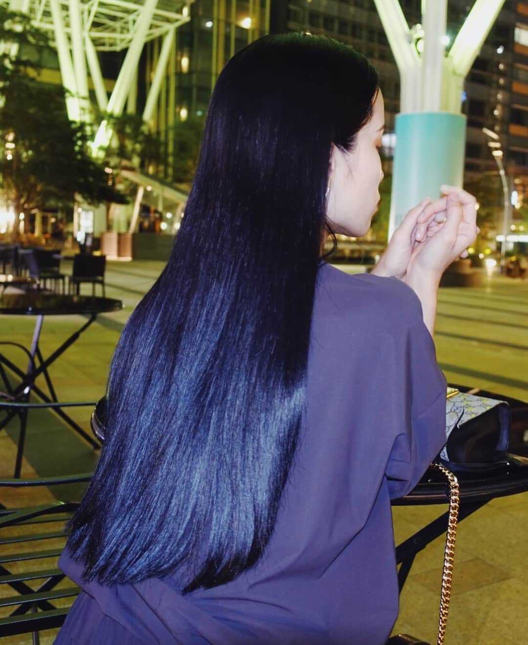 尾崎紗代子さんのインスタグラム写真 尾崎紗代子instagram 先日 Merry Shibuya でヘアを整えてきました 今回初めてガッツリ黒染めをして 真っ黒になりました W 髪の毛も伸びてきたので毛先をぱっつんワンレン この髪型なら忙しくてあまり美容室行けなくても