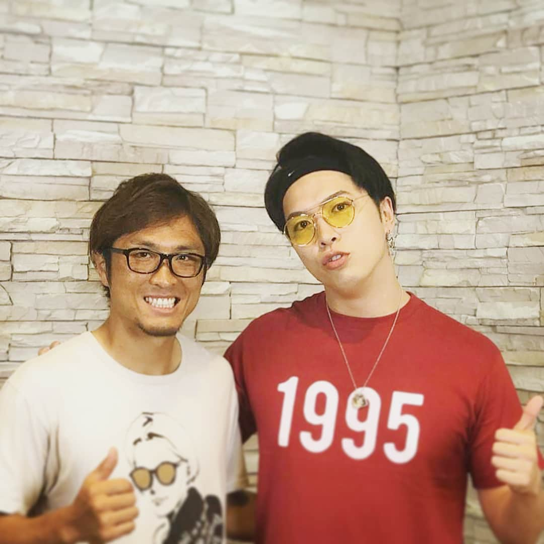 ko-daiさんのインスタグラム写真 - (ko-daiInstagram)「. ヴィッセル神戸に所属する那須大亮くんとYouTubeにて対談しました🌈🌈 . 詳細は後日発表します。 . 実は8年来の友達😁 . イニエスタのサイン入りユニフォーム貰いました😍 #さいくぅー . #sonarpocket  #ソナポケ #ko_dai #ヴィッセル神戸 #那須大亮 #仲間 #サッカー #有難う」8月31日 12時24分 - sonapoke_kodai