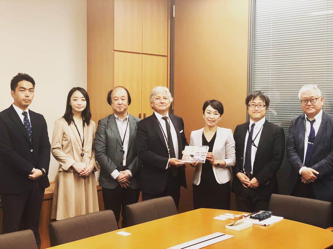 山尾しおりのインスタグラム：「. フランス憲法学会の実力者、ドミニク・ルソー教授（パリ第一大学教授）と、日仏の憲法状況について2時間弱の意見交換をしました。 . 日本の９条をはじめとする憲法議論状況をどう見ておられるか。 . 憲法院に対するフランス市民の高い信頼の基礎はどこにあるのか。 . 立憲主義と民主主義、あるいは法と政治の役割分担の在り方について。 . 話すほどに興味はつきず、先生の予定時間を大幅にオーバーしてしまいました。 . 立憲的改憲についても、的確にその根本をとらえてくださり、深い見識に基づいた様々なヒントをいただきました。 .  このような貴重な機会をくださった井上武史先生をはじめ、同行してくださった棟居先生、長谷川先生、みなさま、心から感謝しています。 . ルソー先生がご著書にサインしてくださった言葉を借りるなら、多様な意見で豊かな憲法議論を織りなすことで、「ともに民主主義を深めてまいりましょう」！ #山尾志桜里  #山尾しおり」