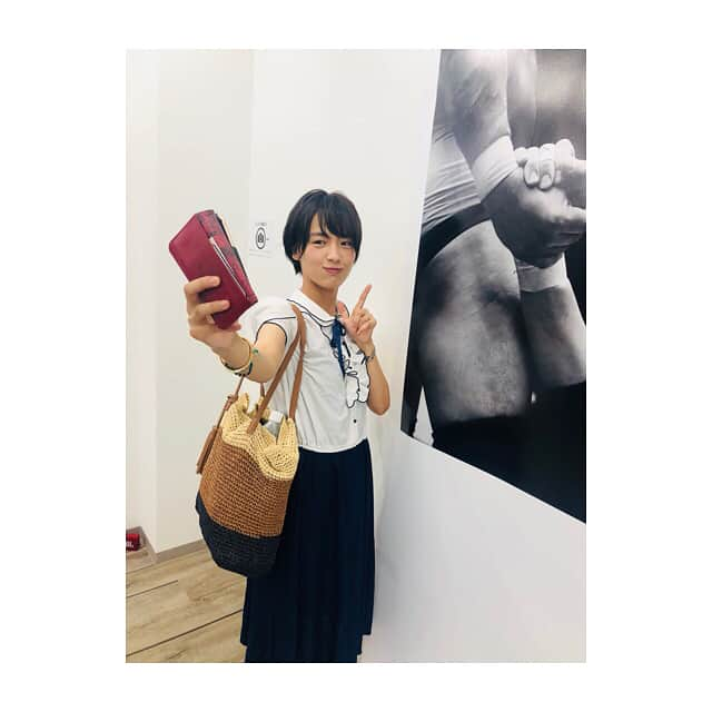 向井藍さんのインスタグラム写真 - (向井藍Instagram)「* * 宮木さんの写真展に行ってきました😊 * 選手の表情、筋肉の動き、飛び散った汗、そして観客も… * * あ！この試合はこうでこうだったなぁとしみじみと思い出してました😌 * * 写真でメッセージを伝えるのって素敵ですね☺️ * 初めてな人でも感じ取れる何かがあると思います * 臨場感溢れる写真展で素敵な空間でした🍀 * * 写真集も早速購入させていただきました🤗 * * 写真って良いなぁ🍀  #写真展 #残すもの #想い #メッセージ #プロレス #素敵 #かっこいい」8月31日 13時29分 - muuchan1024