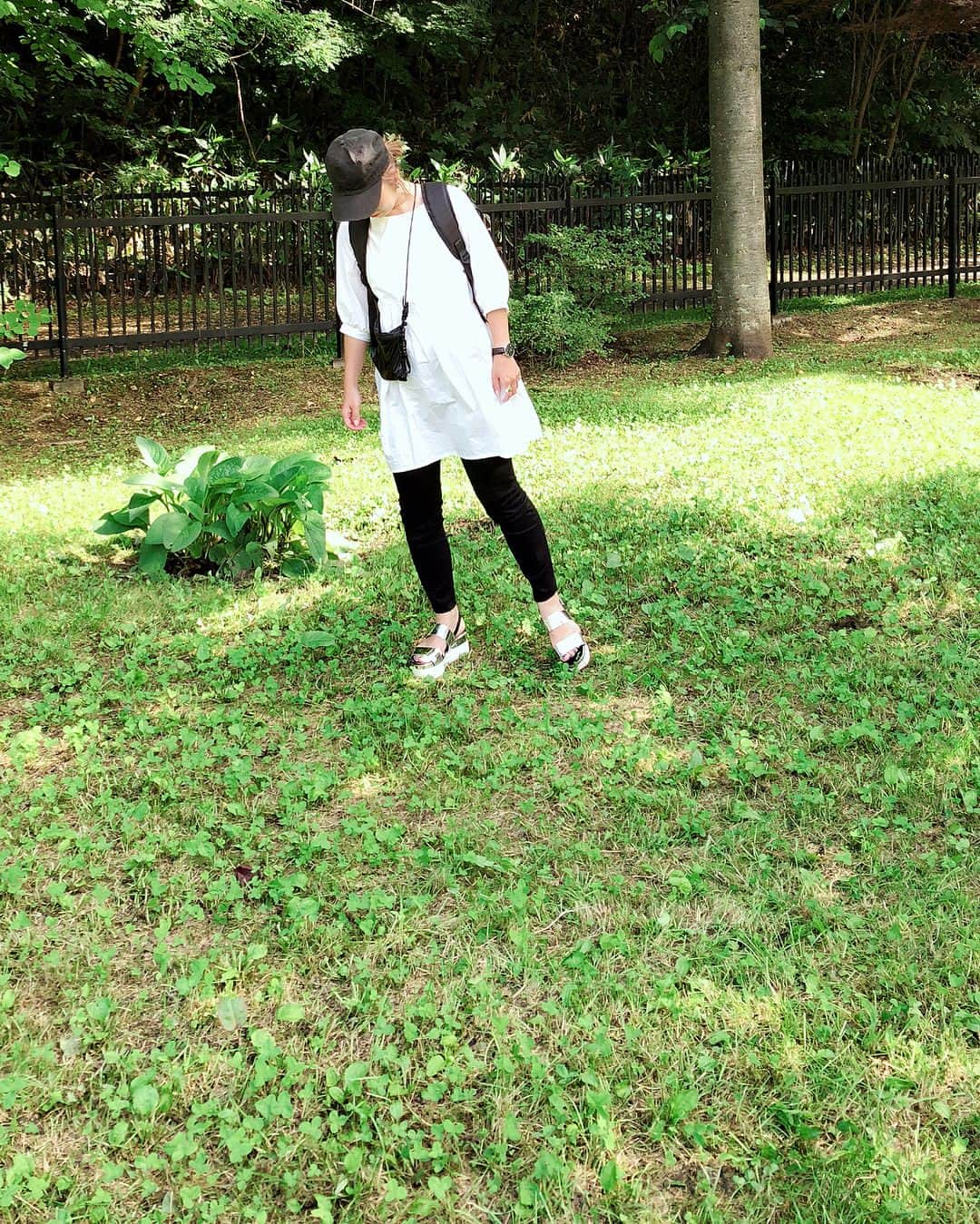 ◆miki◆さんのインスタグラム写真 - (◆miki◆Instagram)「* * #母ちゃんのootd 🙋🏻‍♀️ ヘビロテ決定‼️のワンピ👗 * だって お尻🍑が隠れるという安堵感😌 * ∴ワンピース @miluu_official * ∴スキニー @uniqlo * ∴サンダル @zara * ∴サコッシュ TERG * ∴リュック @bianchijapan * * 昨日 心臓縮こまる出来事ありましてん わしチビリましてん… * ののなの帰りを待ち ピンポーンなって ドア開けたら1人しかおらん （2人で帰ってくるお約束） 👩🏻え？ののちゃんは？ 👧🏻いないの！振り返ったらいなくなってたの！ 👩🏻…（サーーッと血の気引く）え？ちょ、どこまで一緒だったの？なんで？え！どーしよ、とりあえず家で待ってて😨！！！ * もーダッシュで外飛び出したら 号泣しながらののちゃん登場🤯 * お家のなのちゃんも泣きながら お出迎え😢 * お友達とワイワイ帰ってるうちに 距離ができてお互いに見失ったらしい。 ただ、なのちゃんの 振り返ったらいなくなってた！のフレーズは 正解だけどチビったね * 携帯を持たせようか悩ましい🌀 * #チビル話 #チビった話 #心臓縮こまる話 #ママコーデ #ママファッション #モノトーンコーデ」8月31日 13時53分 - gold______star