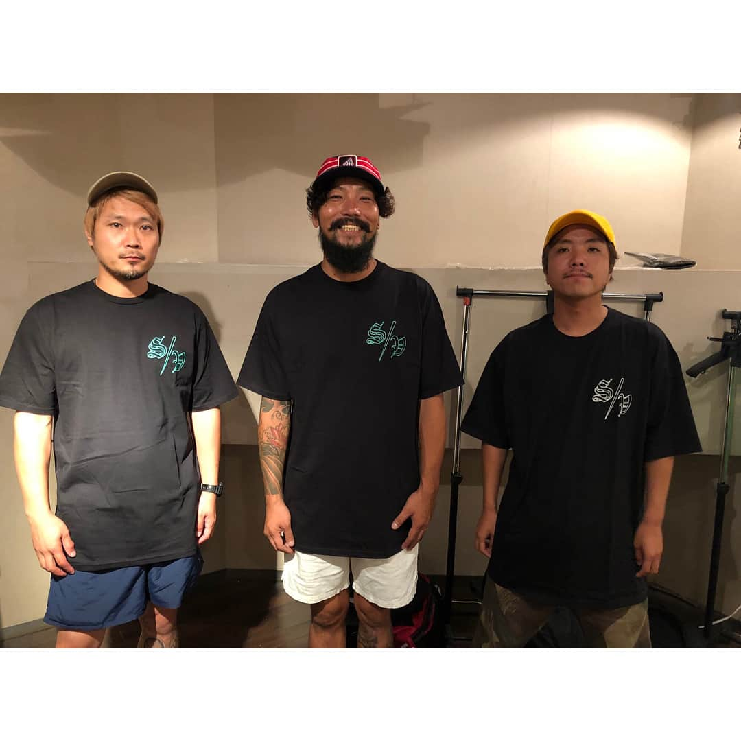 VolcomJapanさんのインスタグラム写真 - (VolcomJapanInstagram)「💥Collaboration💥 VOLCOMがサポートするバンドとのコラボTシャツを、 2日後に迫ったVOLCOM Entertainment LIVE大阪会場から販売開始します🤘🏼 @shadows_japan Design by @endflyer  @crystallake777 Design by @kohyamada ( @shelfsco ) ABOS Design by @toshikazu1  全てのデザイン、3者の世界観が見事に表現されたアートになっています💥 大阪・東京の会場で是非ゲットしてください！！ ¥3,000(Tax in) P-code 122-321 Live Photo: @taka_tallman ———————————————————————— 9/2(SUN)@大阪・味園ユニバース SHADOWS Crystal Lake Los Viejos(from Mexico) @los_viejos  朝から晩までオナニーズ(ABOS)  Mighty Crown @mightycrown  Waterweed @waterweed_jp  Open14:00 / Start15:00 Adv ¥2,800(Drink別) #Volcom #VolcomJapan #TrueToThis  #ボルコム」8月31日 14時36分 - volcomjapan